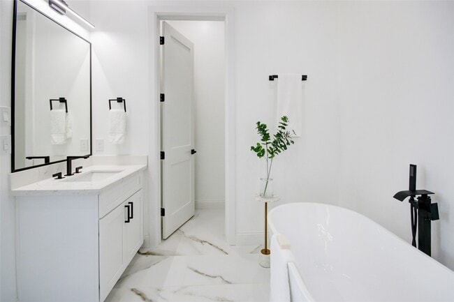 Building Photo - 1214 W 24th St