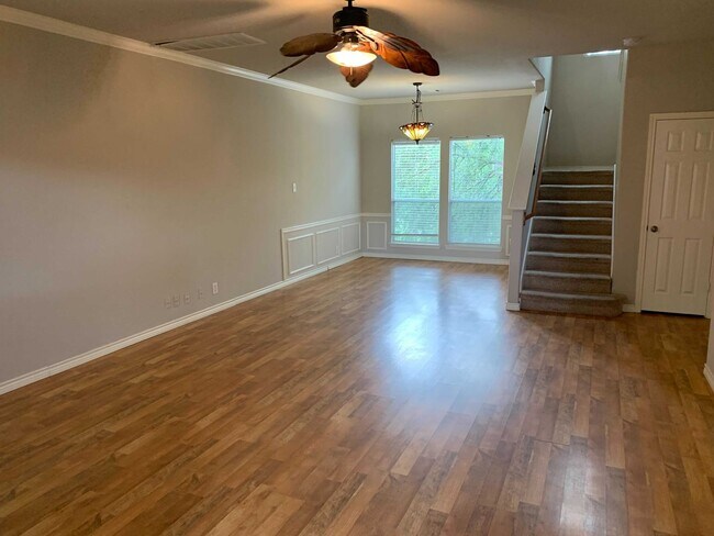 Building Photo - *MOVE IN SPECIAL* Charming 3BD/2.5BA With Deck — Loop 1604 & Potranco!