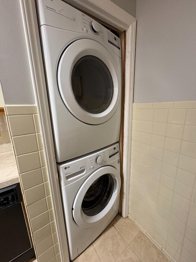 Building Photo - 922 Fairwood Lakes Dr