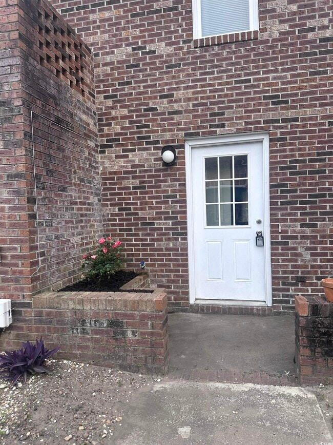 Building Photo - 401 Garden Dr