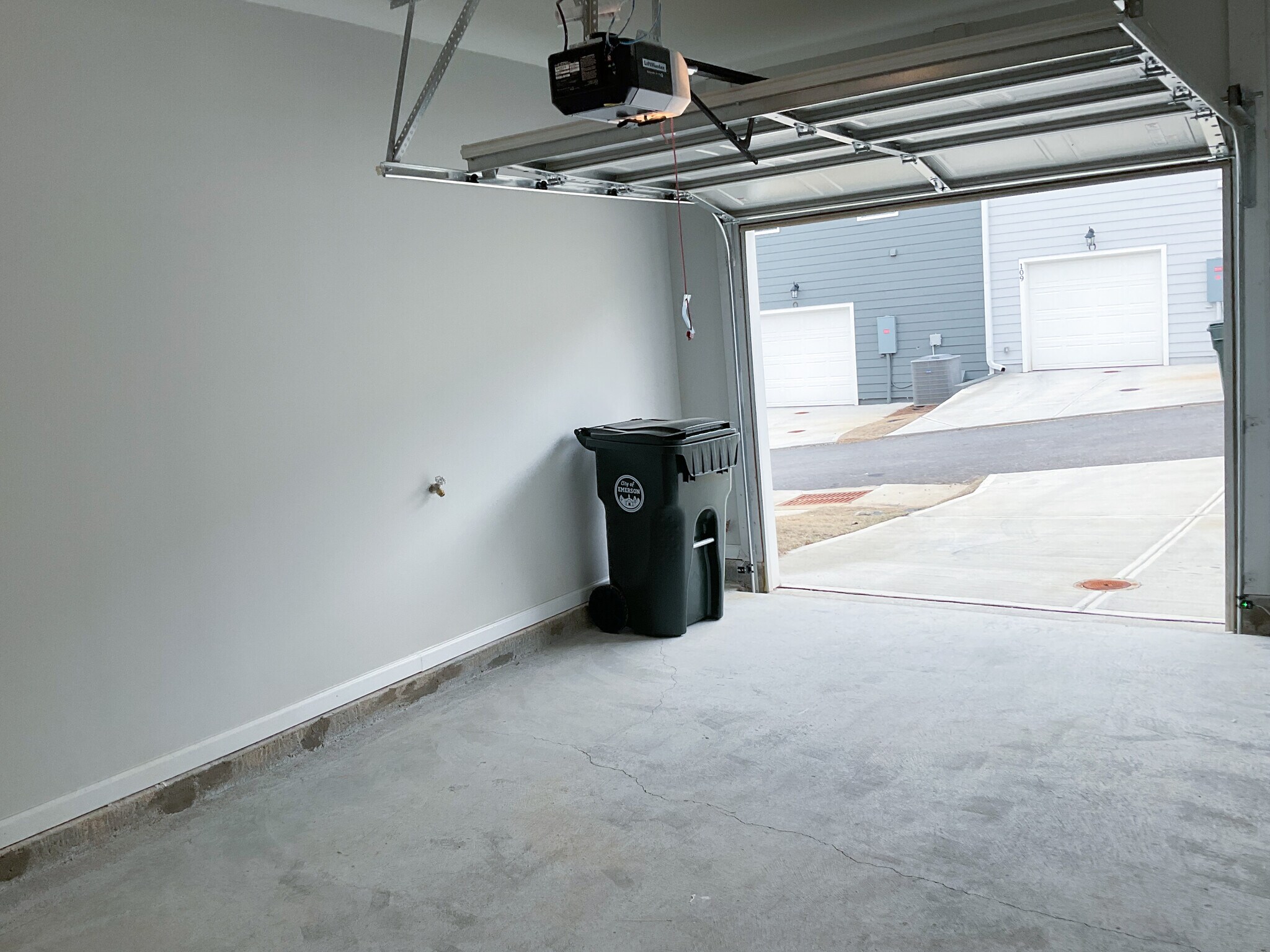 Building Photo - 495 Crown Dr