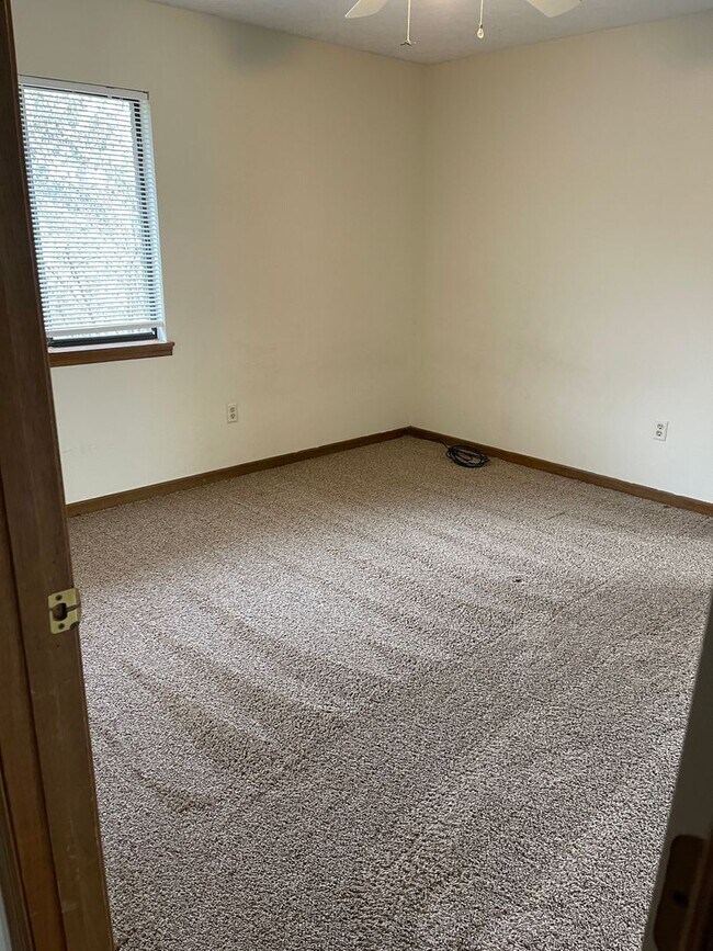 Building Photo - 2 bed 1 bath duplex on Barber St.