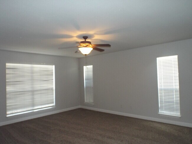 Building Photo - Spacious Pace Home with Office, Fireplace ...