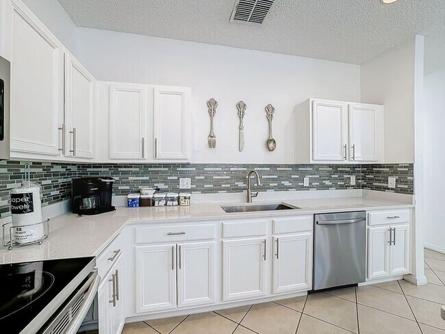 Building Photo - STUNNING Emerald Island Resort 5 bedroom 4...