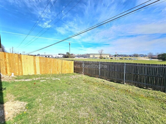 Building Photo - 1611 N Hickory Ave