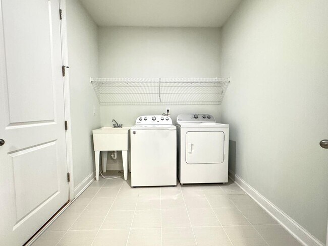 Building Photo - 3 Bedroom End unit Townhome - Master Down