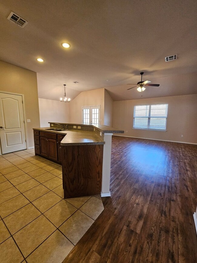 Building Photo - (3) Bed/(2) Bath in NE Norman Avail NOW!