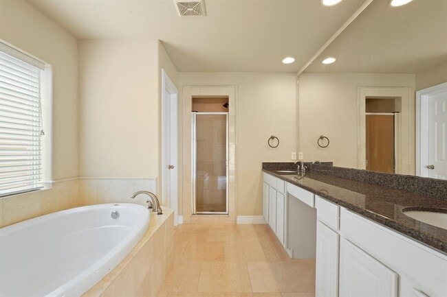 Building Photo - 2615 Cheshire Oaks Dr
