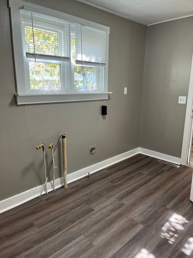 Building Photo - 4 bedroom 1.5  bath  home