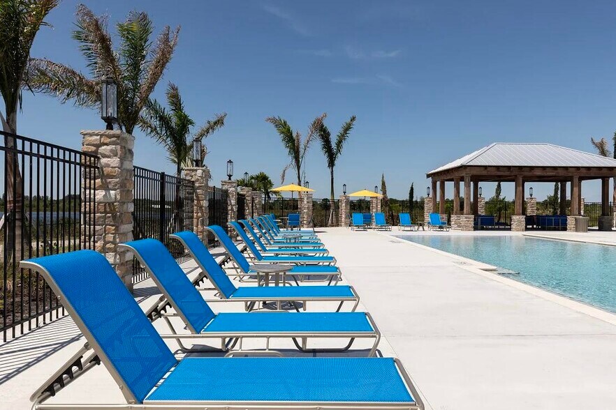 Building Photo - 305 Laredo Dr