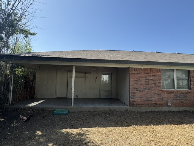 Building Photo - Two bedroom 1 bath with great space on qui...