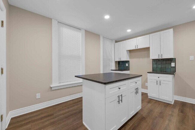 Building Photo - "Beautiful 3-Bedroom, 2-Full Bath Duplex Featuring Hardwood Floors and a Fenced Yard!"