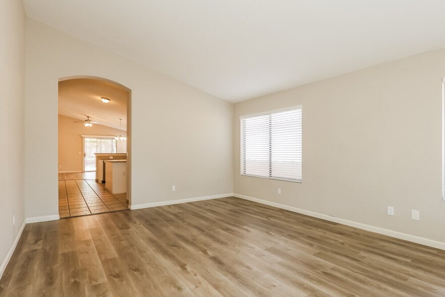Building Photo - 7418 W Lone Cactus Dr