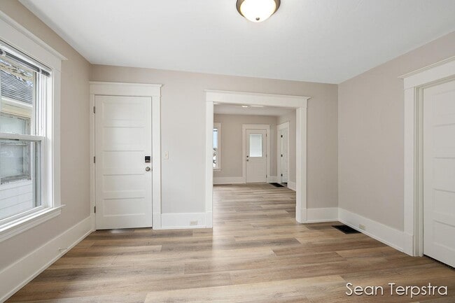 Building Photo - 951 Fulton St W