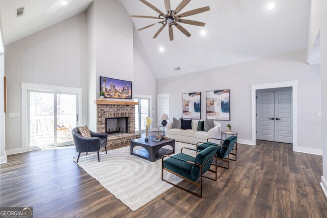 Building Photo - 1131 Pinehurst Dr