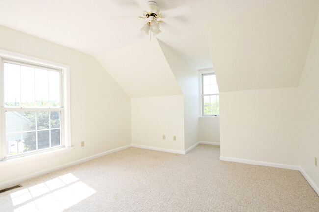 Building Photo - Pet Friendly Locust Meadows Townhome (Appl...