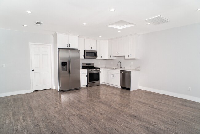 Building Photo - 5904 Tobias Ave