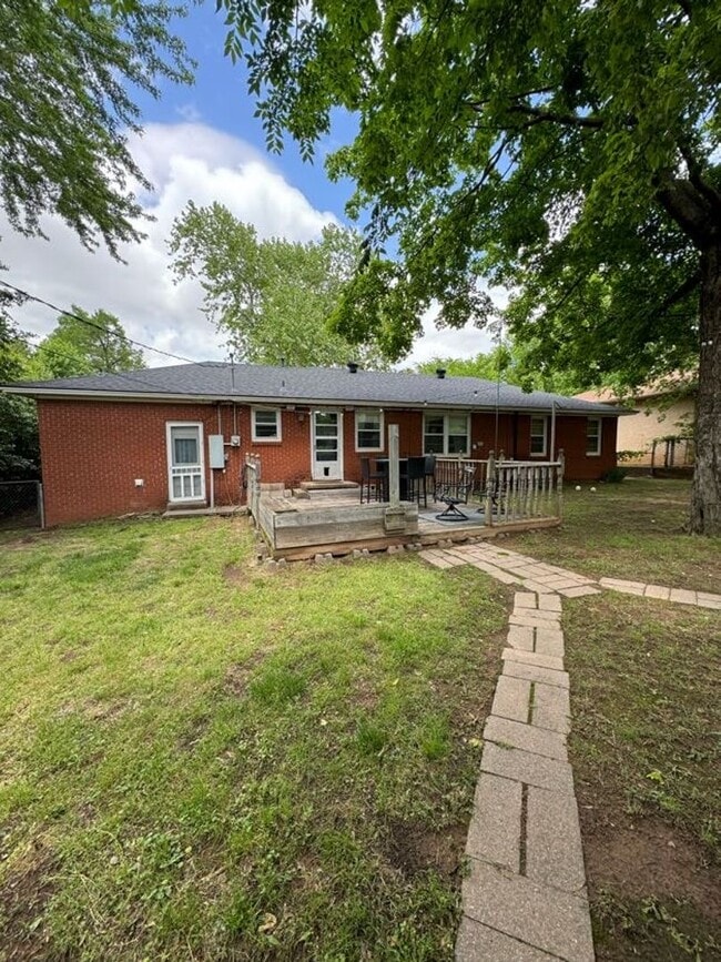 Building Photo - PRELEASING for Aug 7th! (3-4) Bedroom/(2) Bath Close to Campus!