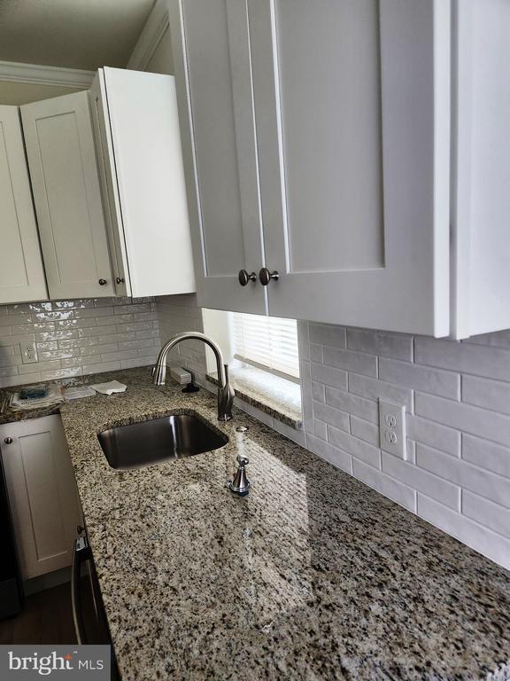 Building Photo - 449 Roslyn Ave