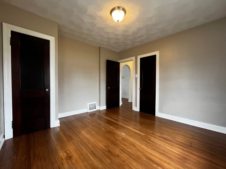 Building Photo - 2706 Waynewood Dr