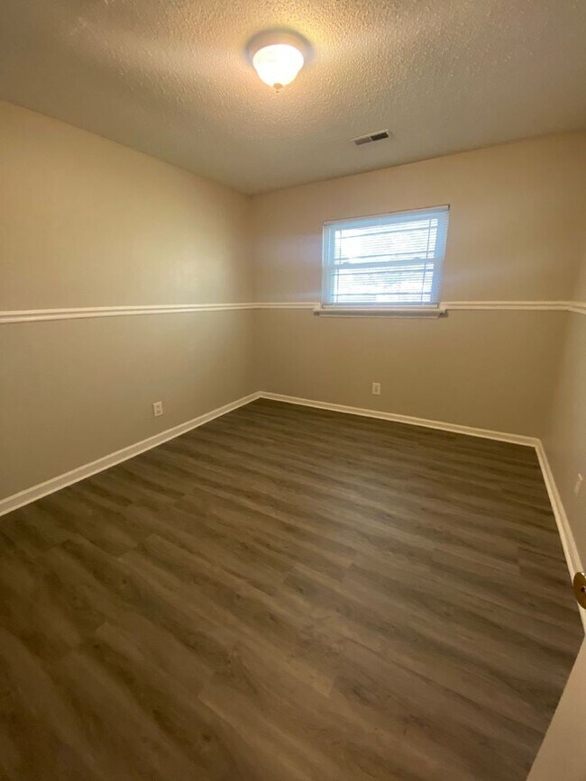 Building Photo - 3 Bed, 1.5 Bath | Charming Neighborhood | Close to Costco, Topgolf, and Shopping