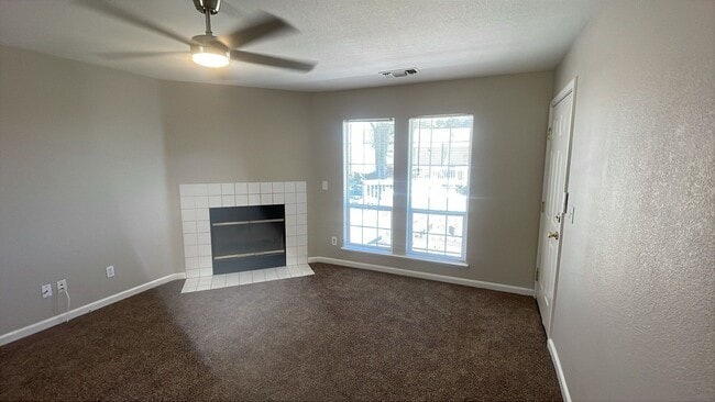 Building Photo - 2120 Country Club Dr