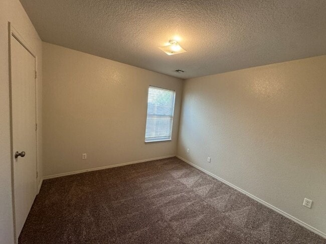 Building Photo - True 4 bed in Edmond, new carpet and paint!