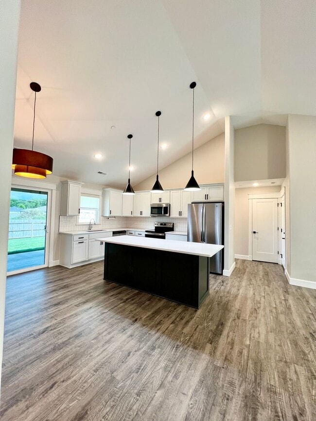 Building Photo - Modern Single-Family Home in Scenic Meadows Neighborhood