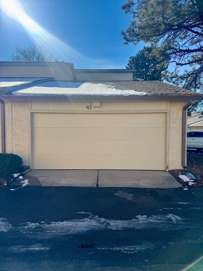 Building Photo - 2 Bedroom Townhome with Pool and Fitness Center/Centrally Located!!