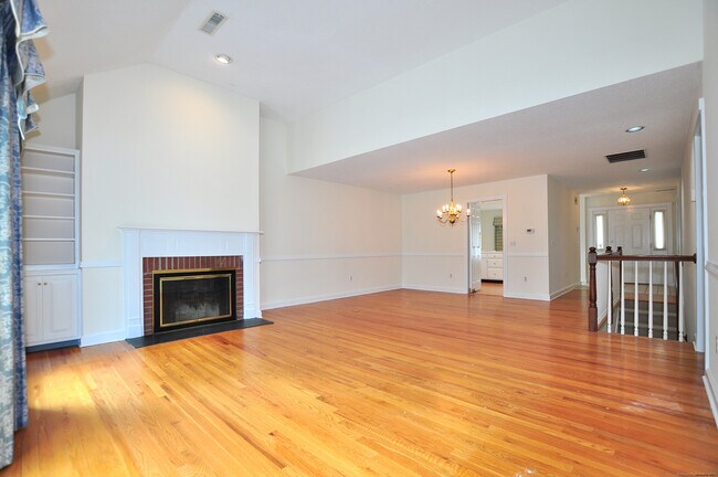 Building Photo - 8 Dickinson Ct
