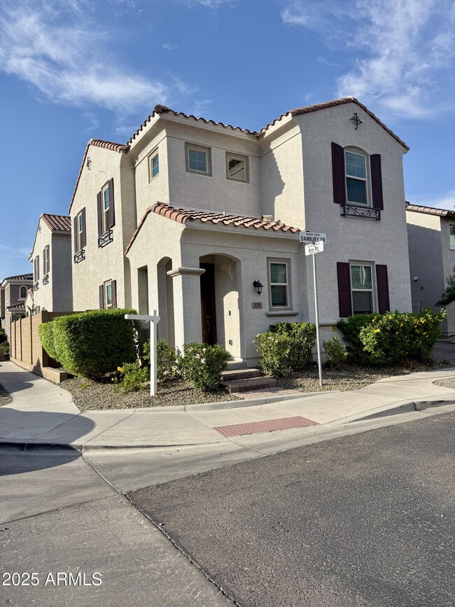 Primary Photo - 938 E Danbury Dr