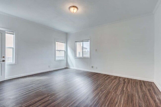 Building Photo - Stylishly Renovated Retro Duplex in the He...