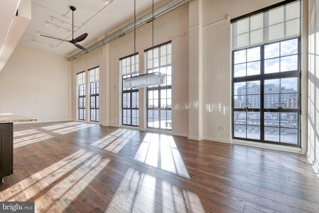 Building Photo - 1220 Bank St