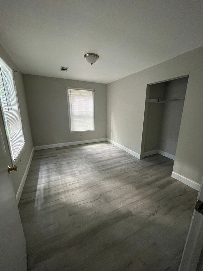 Building Photo - Ideal for Families or Roommates: 4BR/3BA Lakefront Home with Dual Private Suites