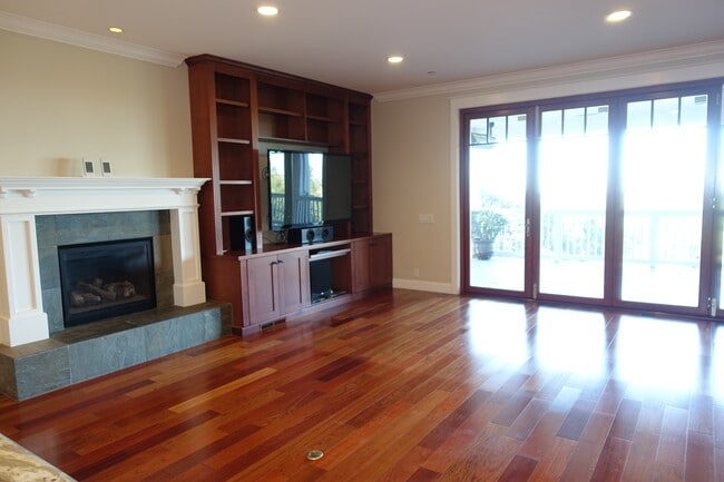 Building Photo - Spectacular views, gracious living areas, superb entertaining space....5 minutes to downtown, 2 m...