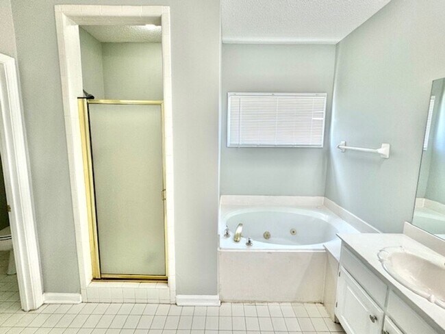 Building Photo - MeadowRidgeDr2373