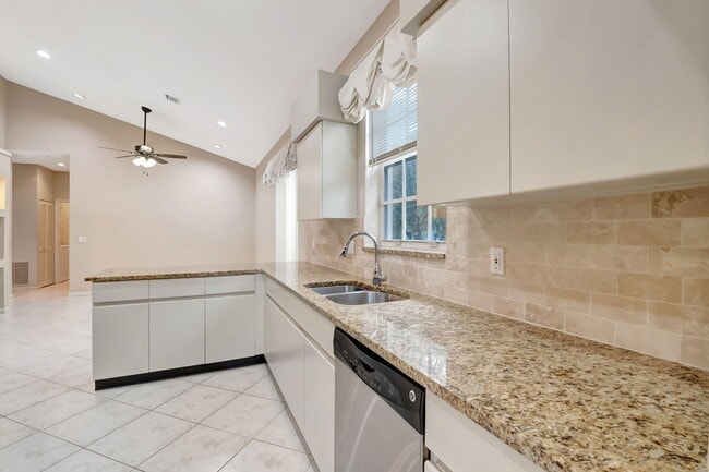 Building Photo - 11081 Springbrook Cir
