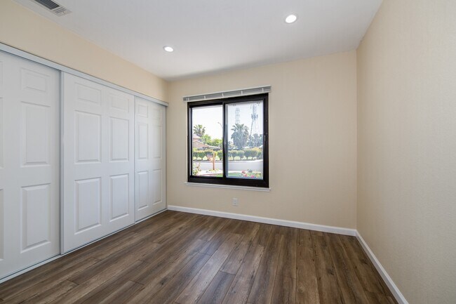 Building Photo - 3 bedroom, 2 bath home on a corner lot clo...