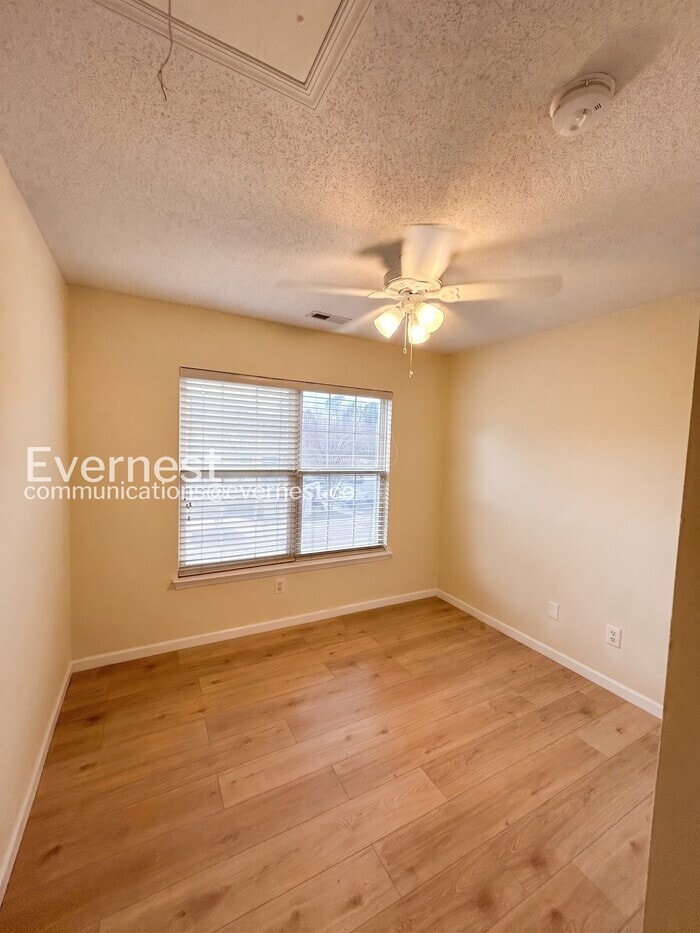 Building Photo - 710 Queens Path