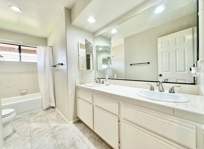 Building Photo - Beautiful 5B/3BA Home in Rancho Bernardo A...