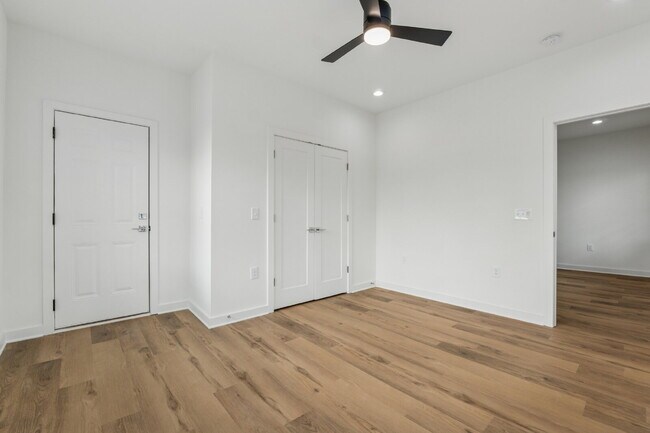 Building Photo - Come check out the West End Flats!