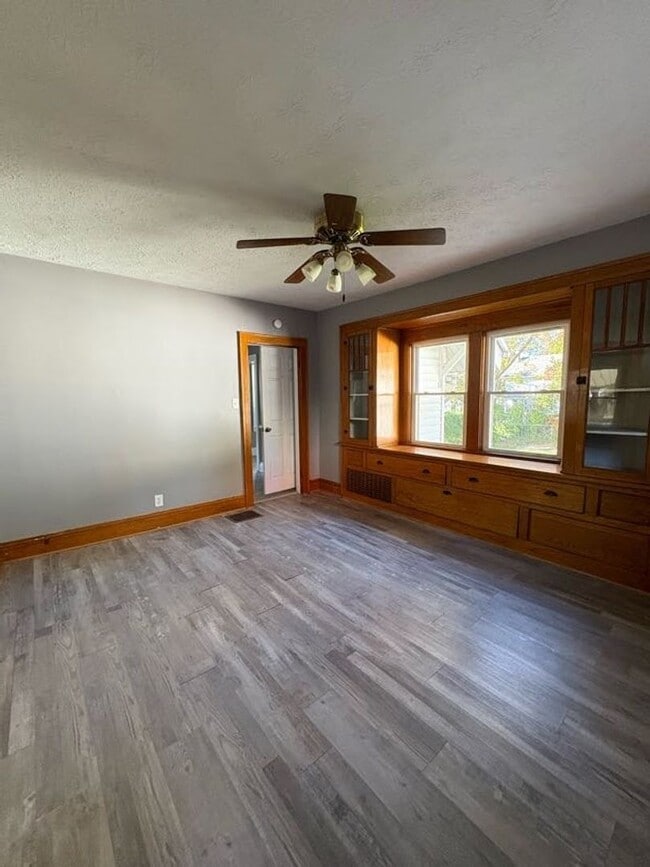 Building Photo - Three bedroom two bathroom home for rent