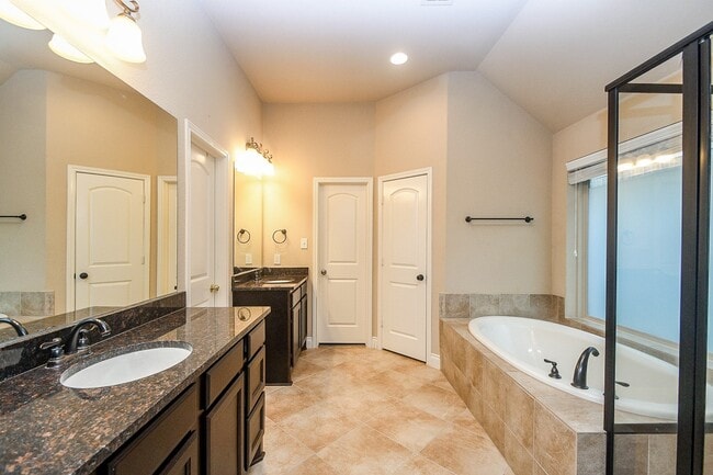 Building Photo - 2911 Village Brook Ln
