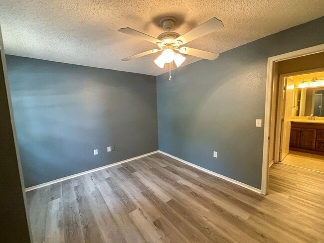 Building Photo - Windsor Park #523 - Pet Friendly!