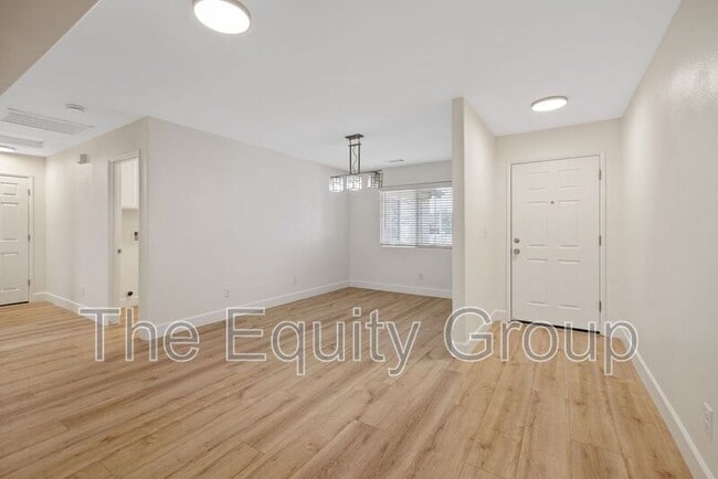 Building Photo - 3835 E Oak Ave