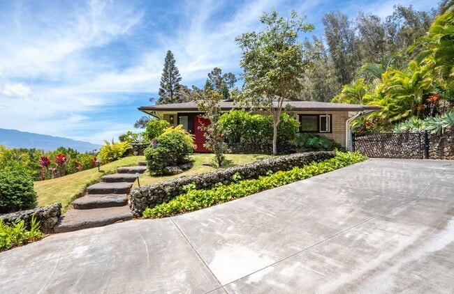Building Photo - Beautiful Custom Built Home in Wailuku Heights, 2 Bed/3 Bath with Flex Room, Magnificent Ocean/Mo...