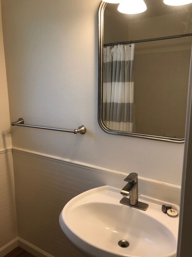 Building Photo - La Canada Townhome Quiet Community 2 Bedroom