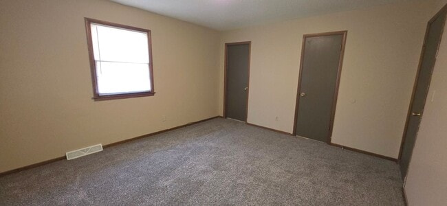 Building Photo - 2 BR 1 BA brick duplex, close to Missouri ...