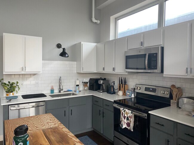 Building Photo - 4555 Forest Park Ave
