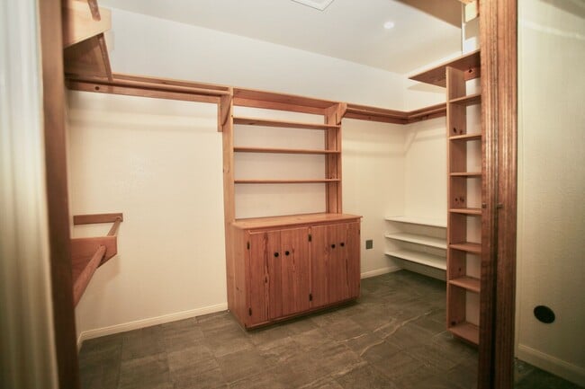 Building Photo - 4br 3-1/2ba Victorian in hills of Blossom Valley